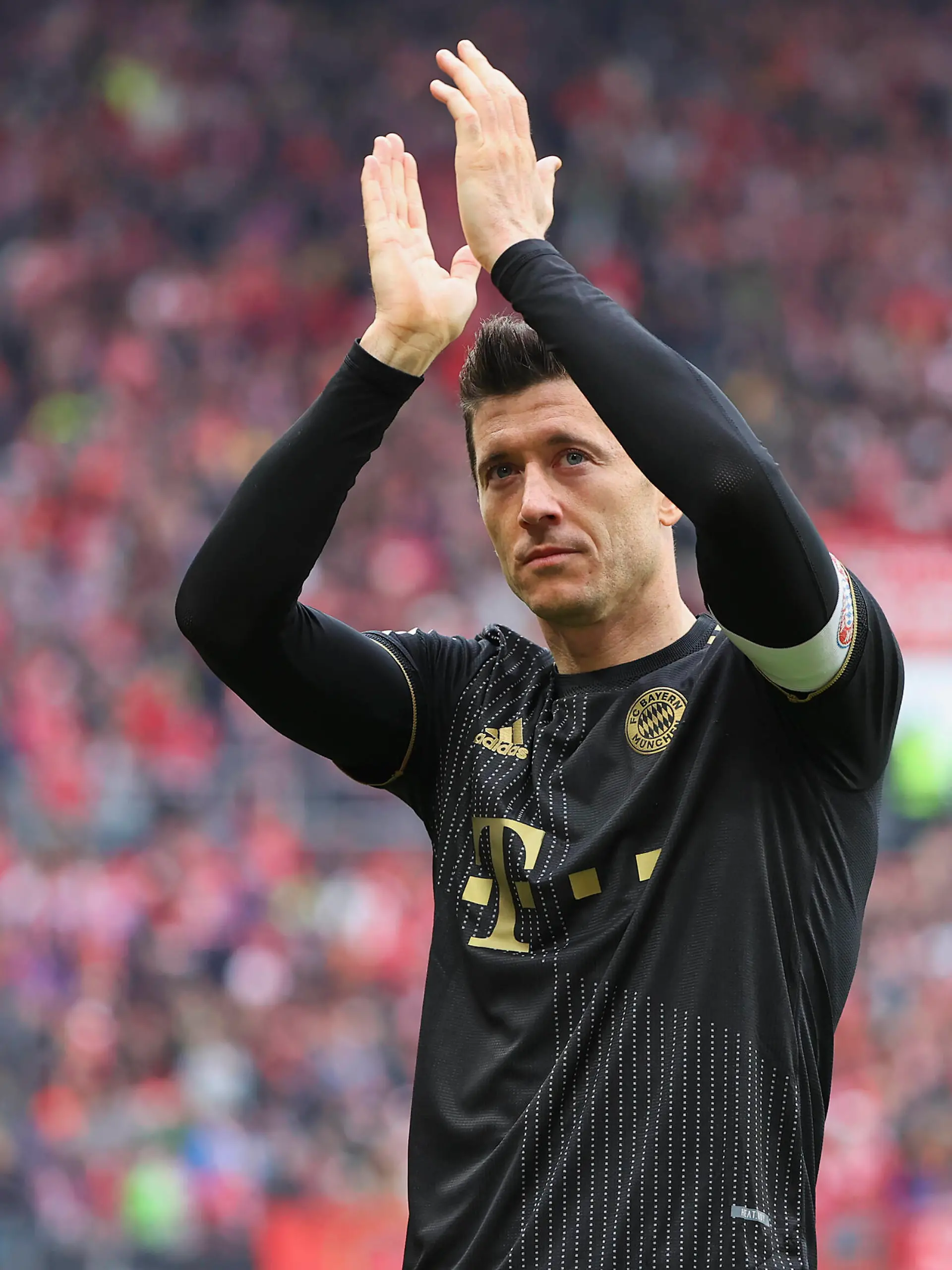  30.04.2022, Fussball Bundesliga, 1. FSV Mainz 05 - FC Bayern München, emonline, emspor, mzspor, v.l., Robert Lewandowski FC Bayern München bedankt sich bei den Fans, bedanken, Dank, Mannschaft nach dem Spiel, after the match, bedankt sich bei den Fans, applauds the fans DFL/DFB REGULATIONS PROHIBIT ANY USE OF PHOTOGRAPHS AS IMAGE SEQUENCES AND/OR QUASI-VIDEO. xdcx *** 30 04 2022, Football Bundesliga, 1 FSV Mainz 05 FC Bayern Munich, emonline, emspor, mzspor, v l , Robert Lewandowski FC Bayern Munich thanks the fans, thanks, thanks, team after the match, after the match, thanks the fans, applauds the fans DFL DFB REGULATES PROHIBIT ANY USE OF PHOTOGRAPHS AS IMAGE SEQUENCES AND OR QUASI VIDEO xdcx Copyright: HMBxMedia/Claus