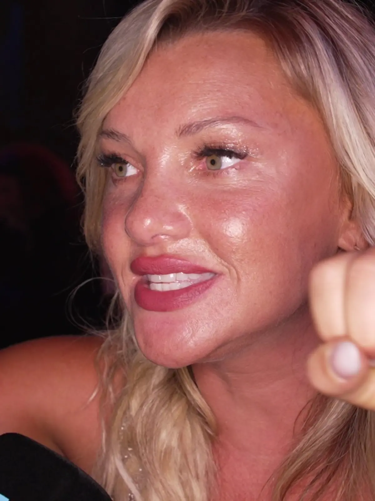 Evelyn Burdecki hat ihren müden Augen den Kampf angesagt.
