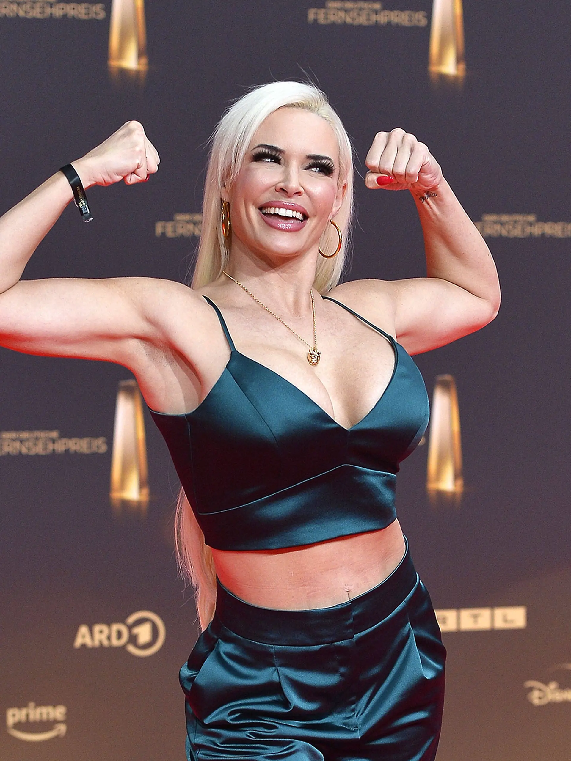Daniela Katzenberger auf dem roten Teppich des Deutschen Fernsehpreises