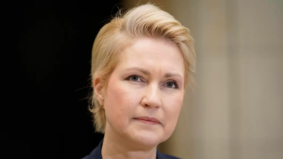 1019. Bundesratssitzung in Berlin Aktuell, 08.04.2022, Berlin, Ministerpraesidentin Manuela Schwesig SPD von Mecklenburg-Vorpommern im Portrait beim Fernsehinterview im Rahmen der 1019.Sitzung im Bundesrat in Berlin Berlin Berlin Deutschland *** 1019 Bundesrat meeting in Berlin Current, 08 04 2022, Berlin, State President Manuela Schwesig SPD of Mecklenburg Vorpommern in portrait during television interview in the 1019 meeting in the Bundesrat in Berlin Berlin Germany
