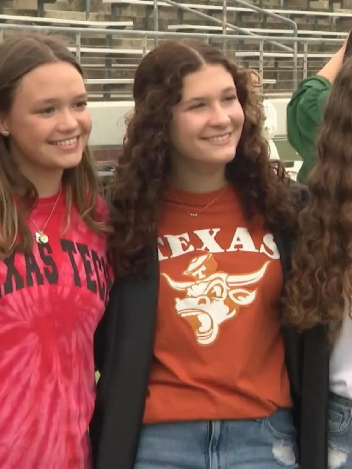 Im texanischen Mansfield verlassen 35 Zwillingspaare und ein Drillingspaar ihre Highschool. Manche werden auf unterschiedliche Universitäten gehen und sind zum ersten Mal in ihrem Leben voneinander getrennt. Andere werden auch den kommenden Lebensabschnitt gemeinsam verbringen.