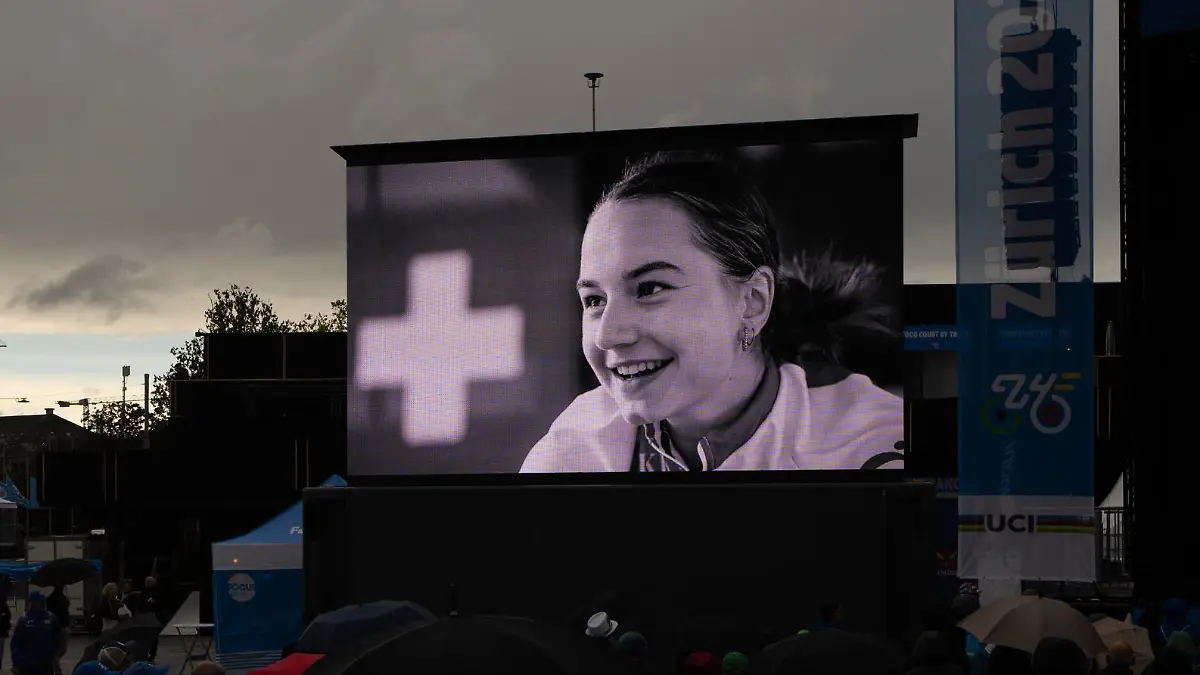 Ein Foto von Muriel Furrer auf der Leinwand im Zielbereich der WM.