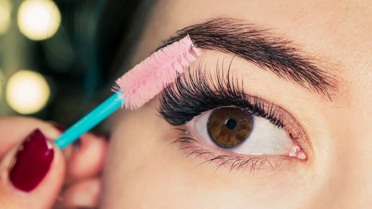 Auge mit voluminösen Wimpern.