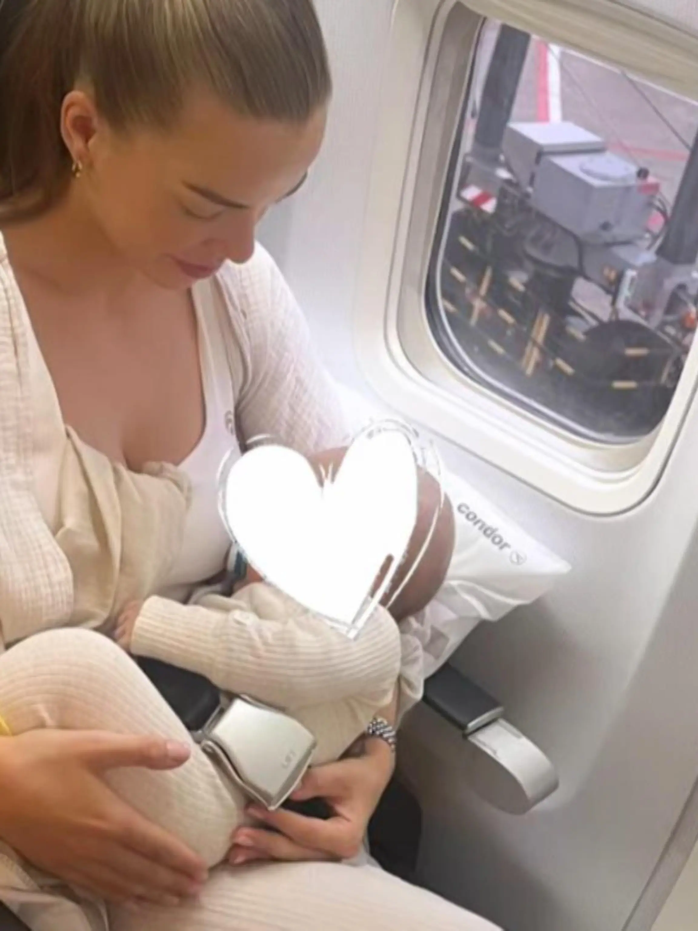 Laura Maria Rypa und Pietro Lombardi fliegen zum ersten Mal mit ihrem Baby