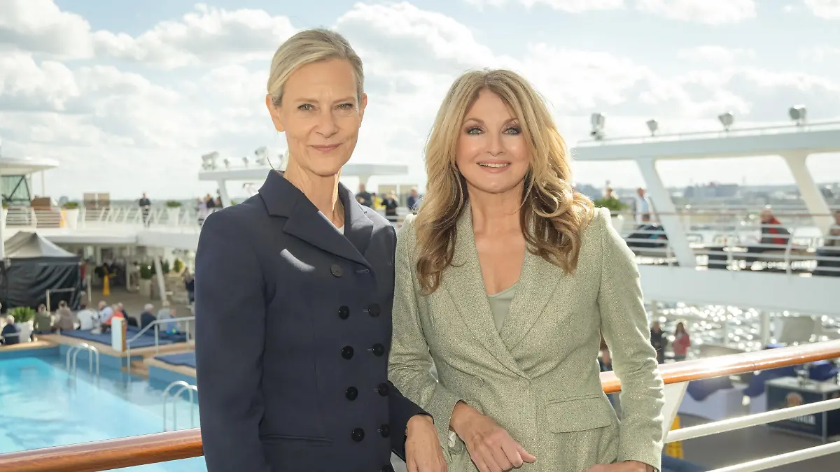 Frauke Ludowig und TUI-Cruises Chefin Wybcke Meier (links) stehen an Deck der Mein Schiff 7 im Hamburger Hafen.