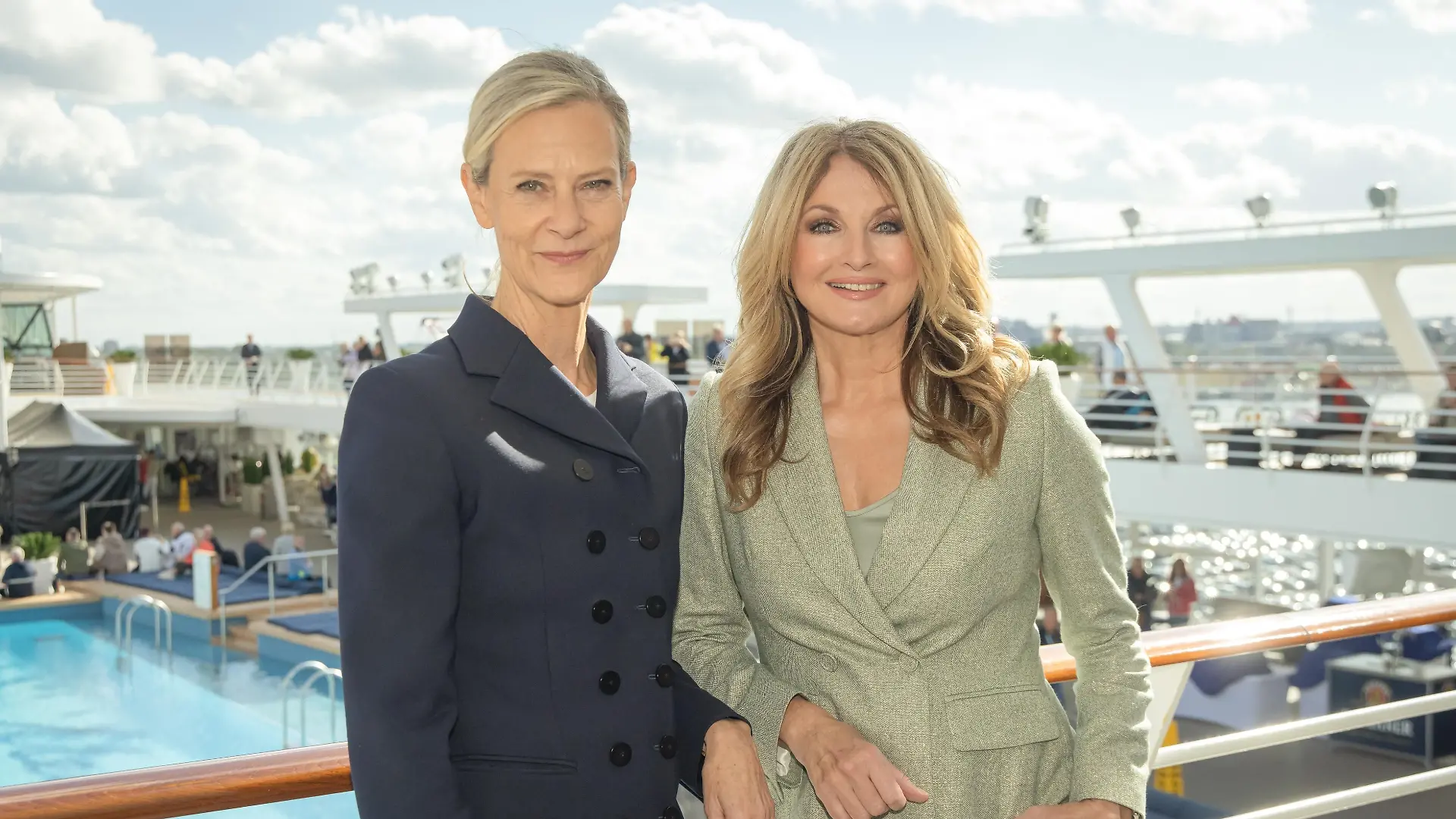 Frauke Ludowig und TUI-Cruises Chefin Wybcke Meier (links) stehen an Deck der Mein Schiff 7 im Hamburger Hafen.