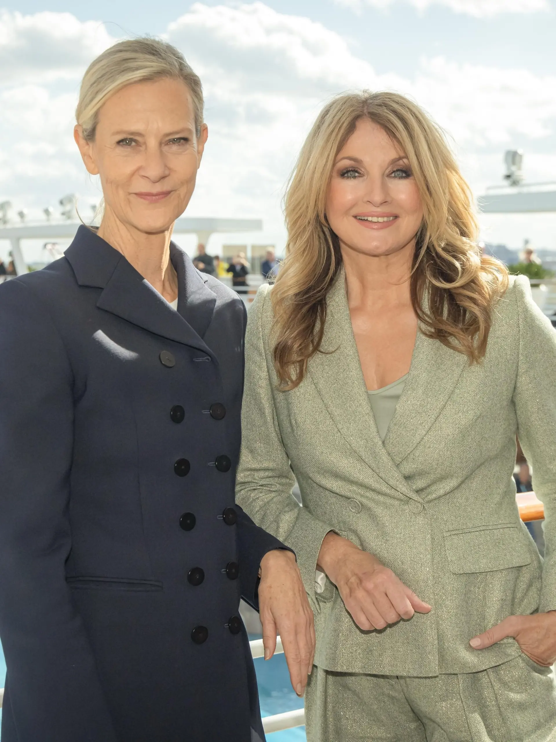 Frauke Ludowig und TUI-Cruises Chefin Wybcke Meier (links) stehen an Deck der Mein Schiff 7 im Hamburger Hafen.
