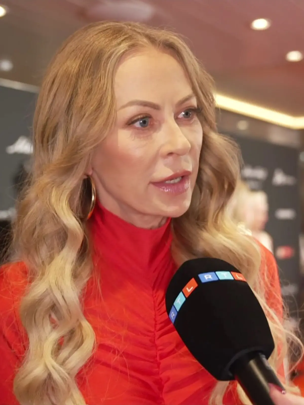 Jenny Elvers findet im RTL-Interview. 