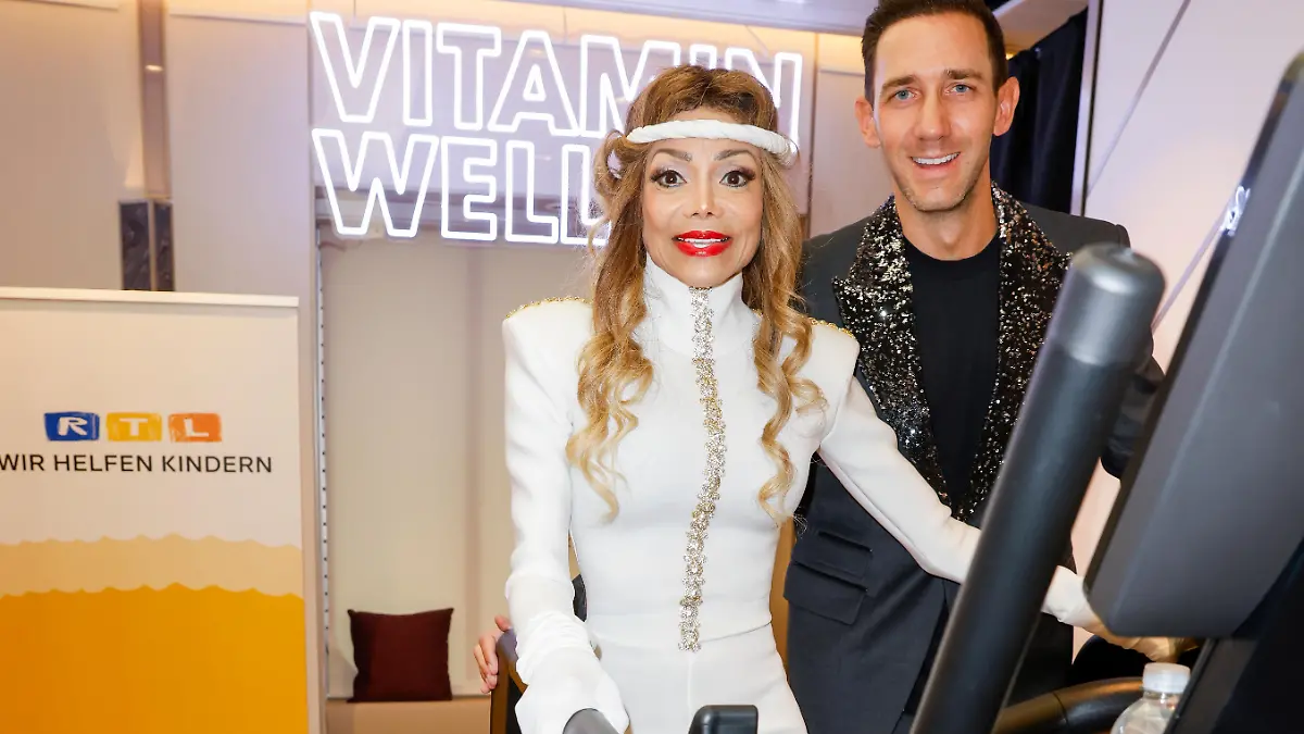 US-Sängerin La Toya Jackson und Marcel Remus laufen für den guten Zweck. Bei der Party wurde für zurückgelegte Kilometer auf dem Laufband Geld für den RTL-Spendenmarathon gesammelt.
