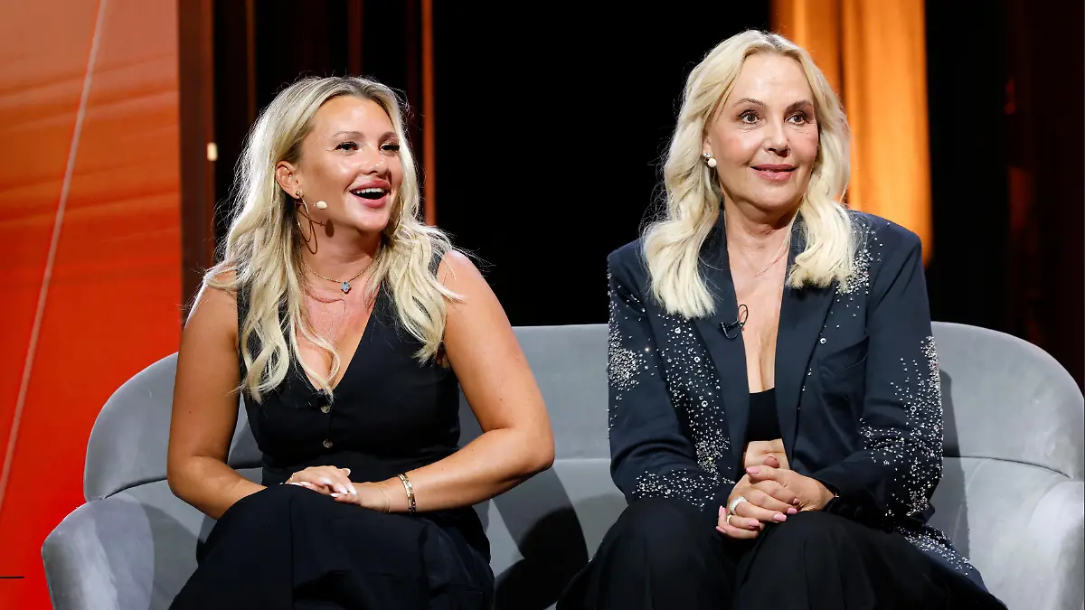 Evelyn Burdecki und Natascha Ochsenknecht plaudern bei „Frauke trifft...” im Theater der Mein Schiff 7 aus dem Nähkästchen und nehmen kein Blatt vor den Mund.