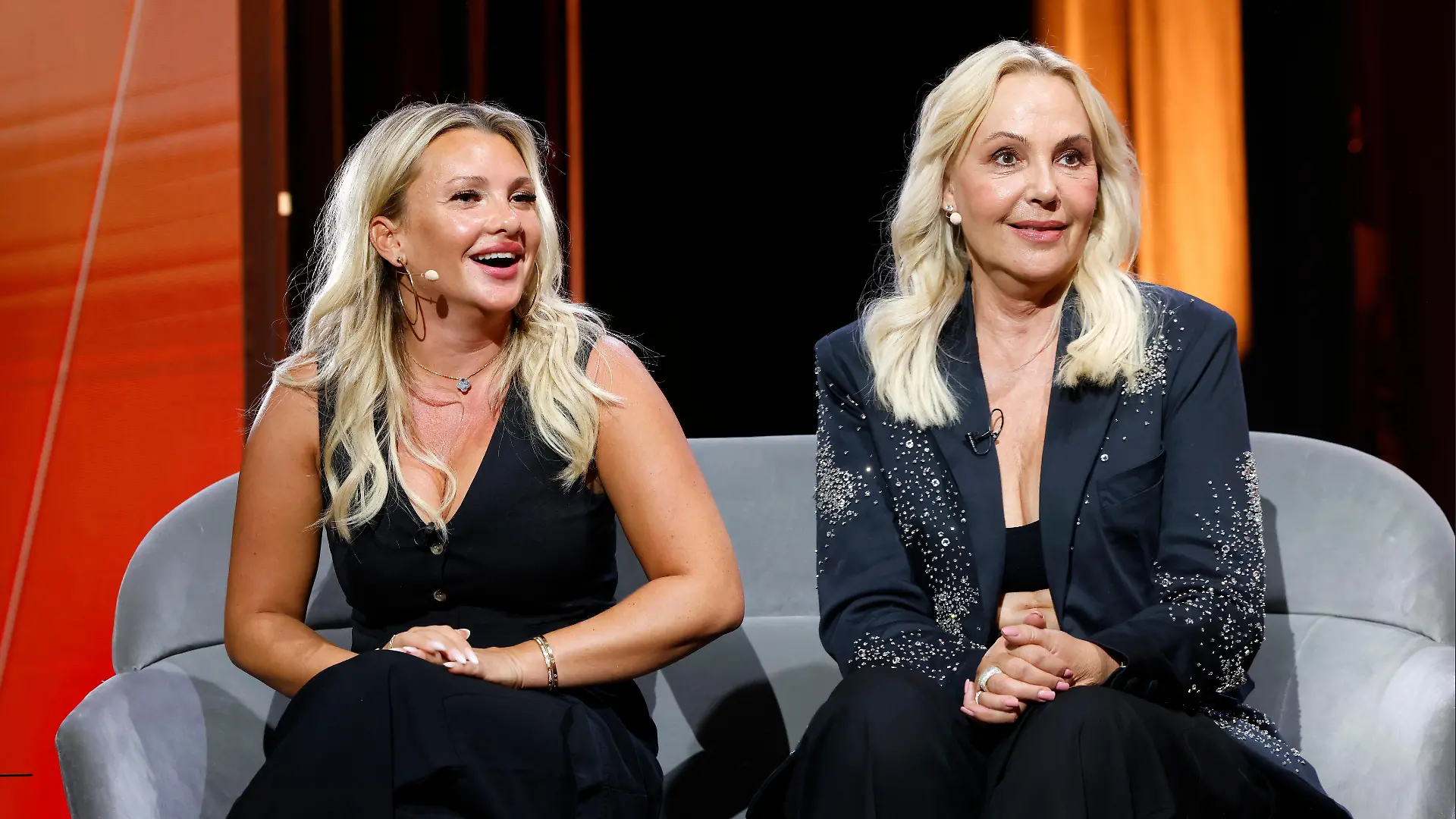 Evelyn Burdecki und Natascha Ochsenknecht plaudern bei „Frauke trifft...” im Theater der Mein Schiff 7 aus dem Nähkästchen und nehmen kein Blatt vor den Mund.