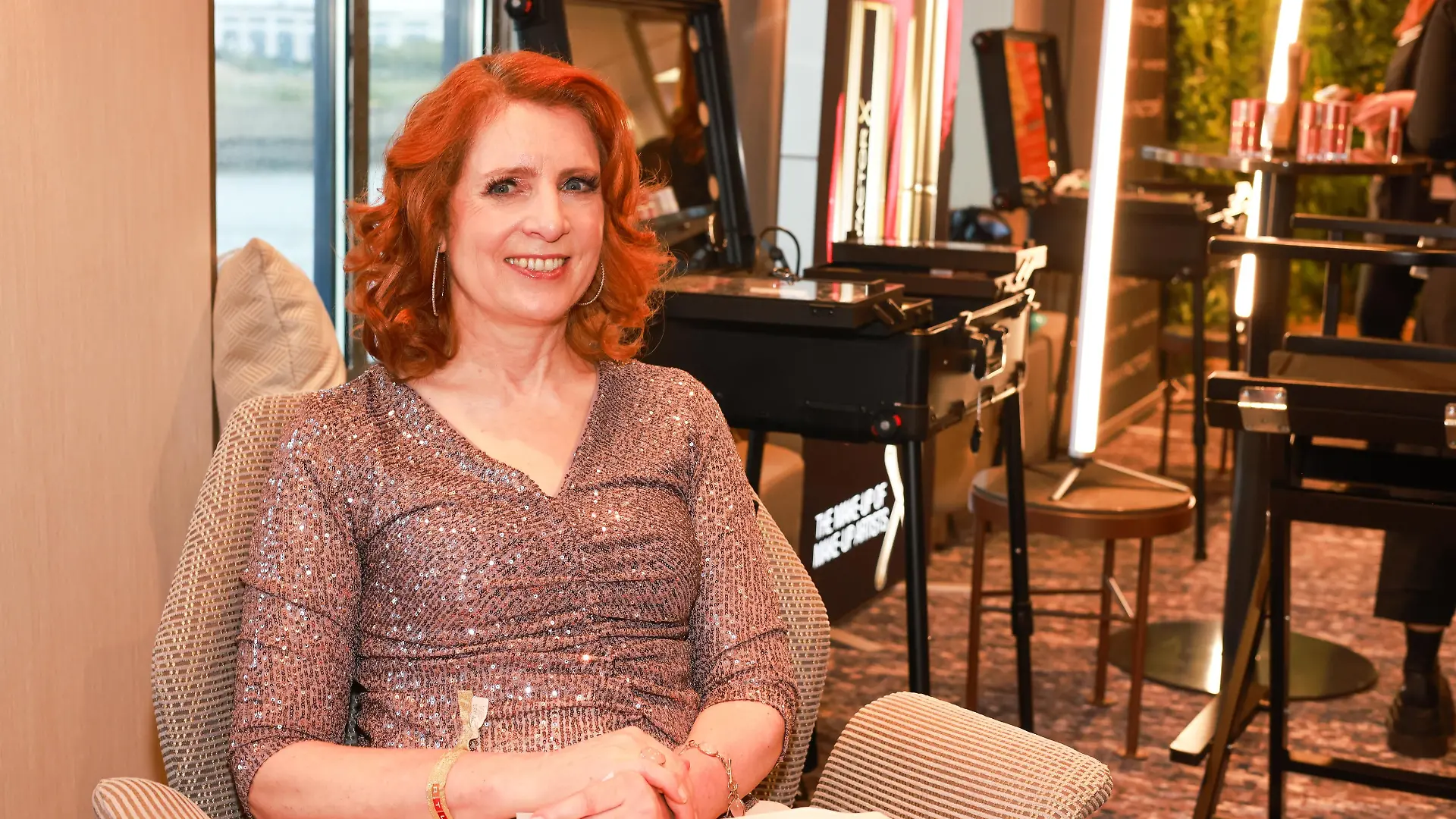 Monica Lierhaus genießt die Zeit an Bord in der Beauty-Lounge.