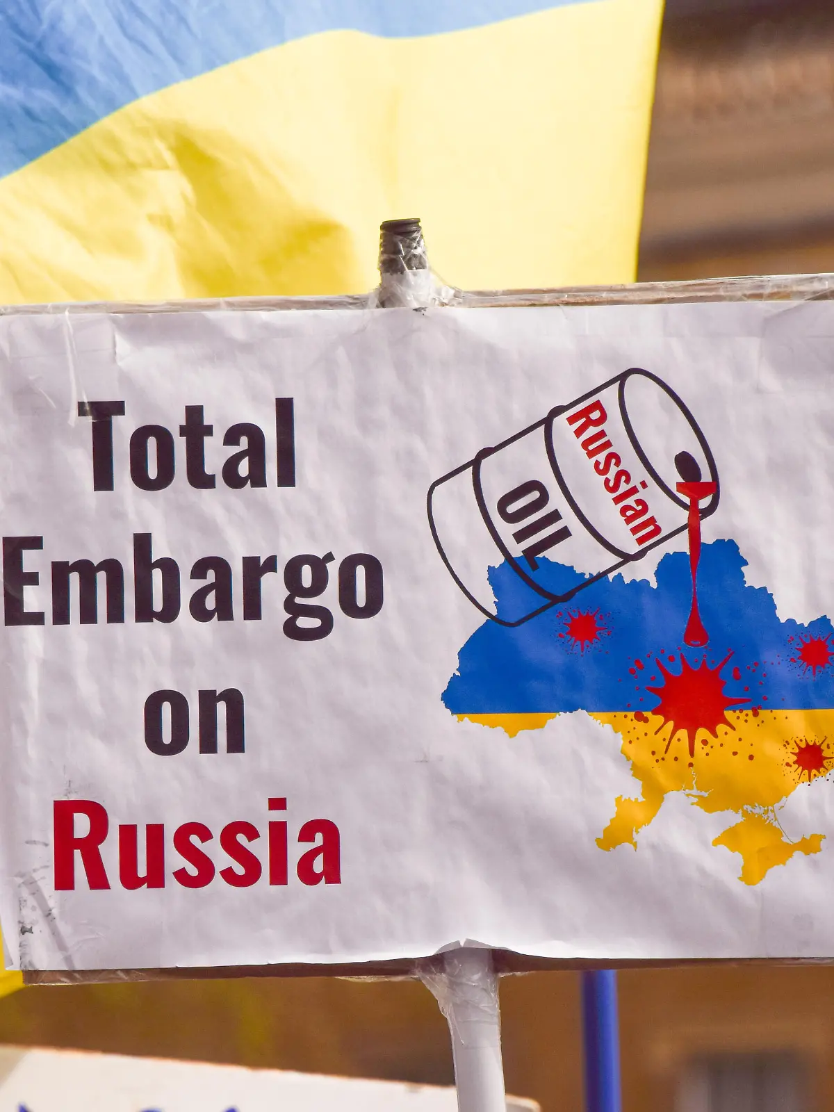 April 17, 2022, London, England, United Kingdom: A placard reads 'Total embargo on Russia'. Protesters gathered outside Downing Street in solidarity with Ukraine, as Russia continues its war. (Credit Image: Â© Vuk Valcic/ZUMA Press Wire