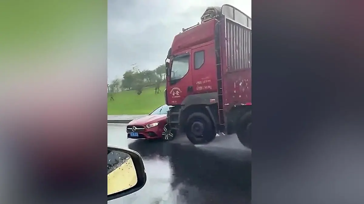 Lkw-Fahrer drückt Wagon over Autobahn - en niet opgemerkt! Een kilometer lang