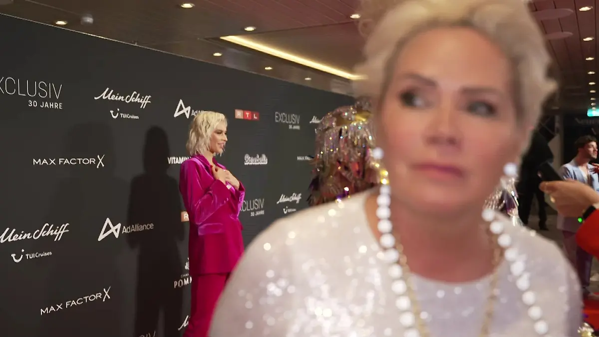 Während Claudia Effenberg mit uns spricht, posiert Verena Kerth im Hintergrund für die Fotografen.