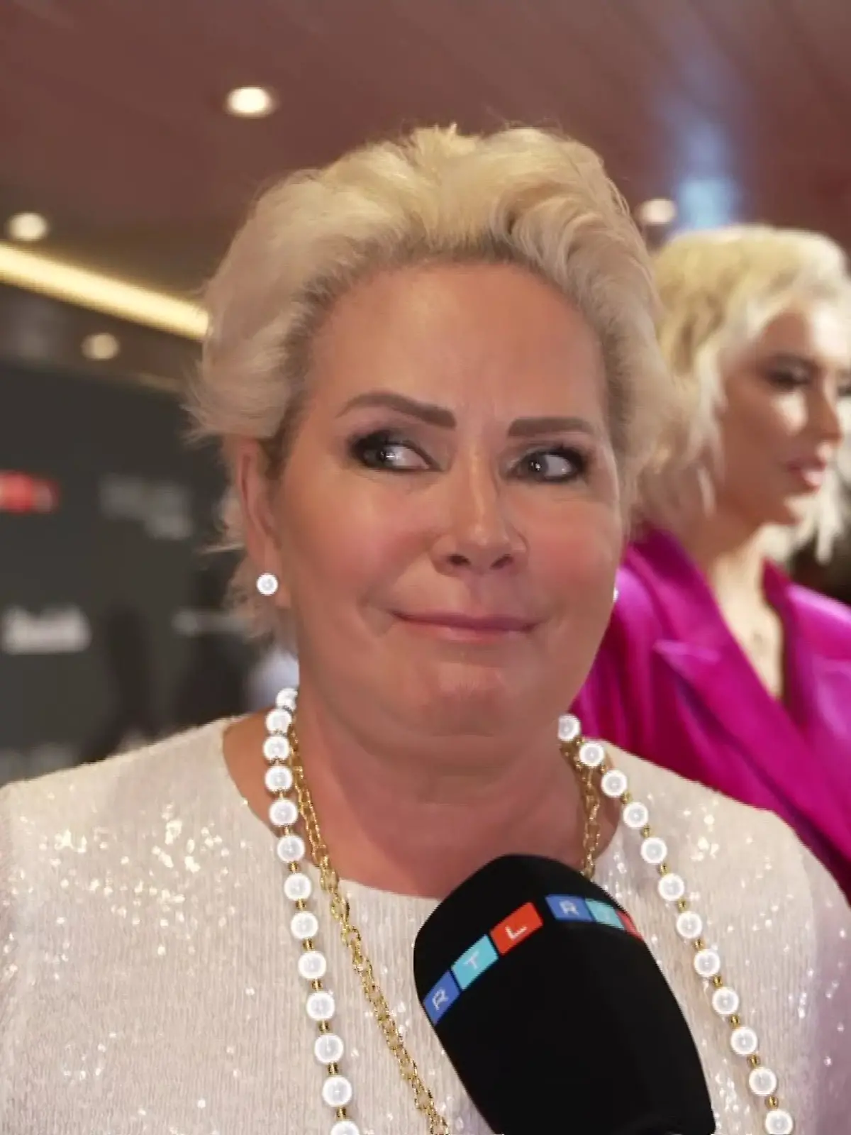 Claudia Effenberg und Verena Kerth auf demselben roten Teppich. 