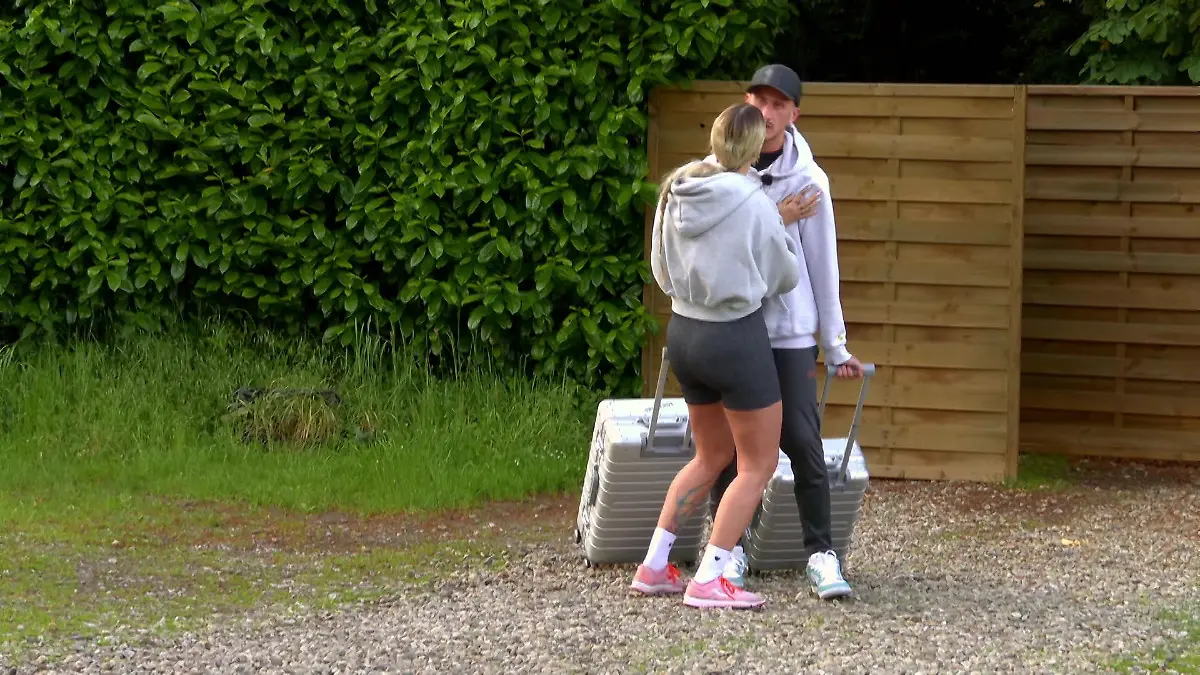 Gloria will Michael nicht gehen lassen.