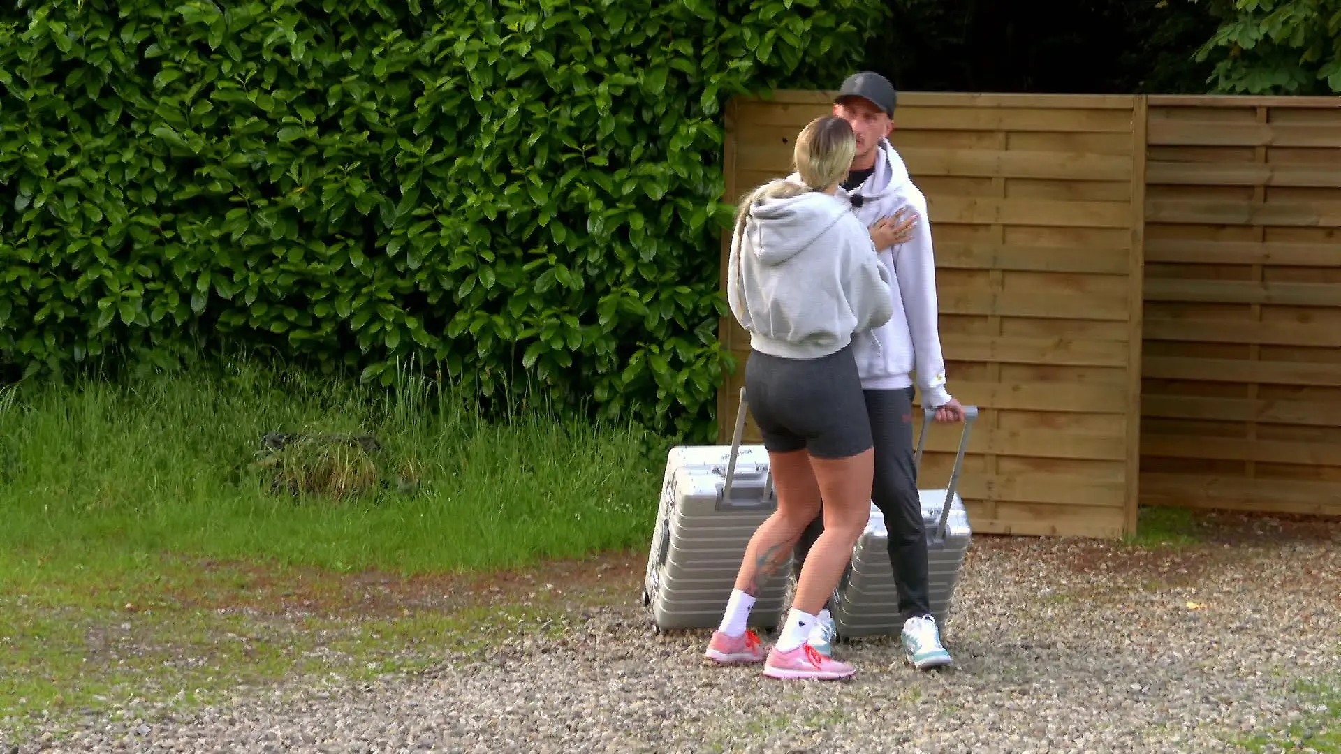 Gloria will Michael nicht gehen lassen.