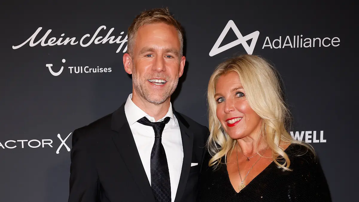 Astrid Bleeker von der Ad Alliance posiert mit ist Björn Strumann (Managing Director DACH Coty, u.a. Max Factor) auf dem roten Teppich
