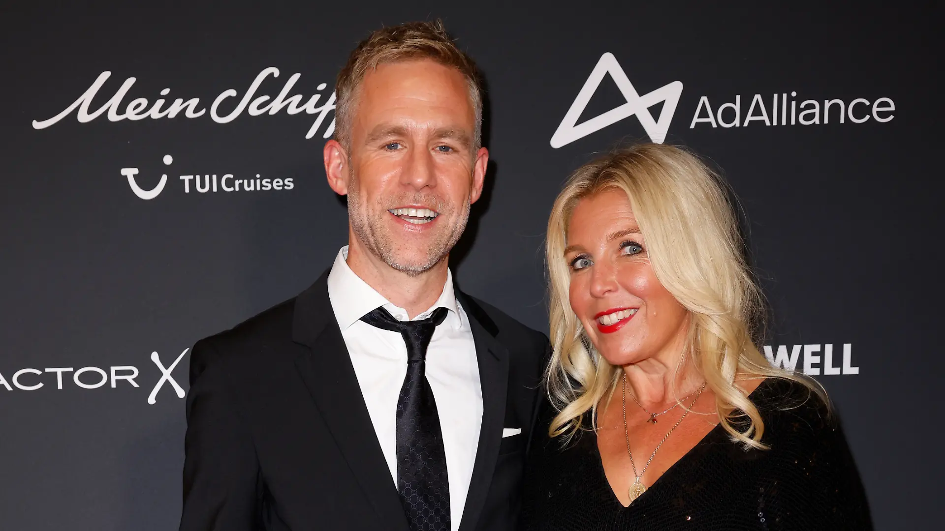 Astrid Bleeker von der Ad Alliance posiert mit ist Björn Strumann (Managing Director DACH Coty, u.a. Max Factor) auf dem roten Teppich