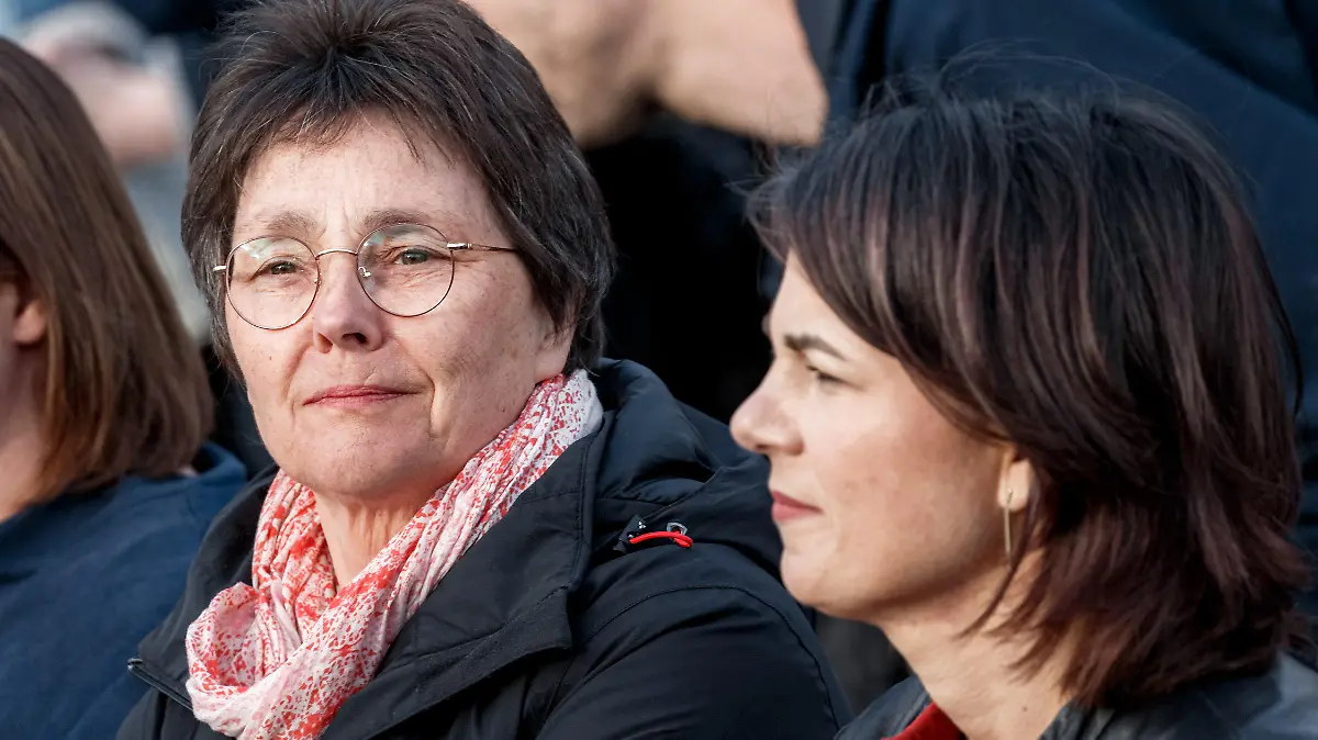 30.04.2022, Schleswig-Holstein, Ahrensburg: Katharina Fegebank (l-r, Grüne), Wissenschaftssenatorin Hamburgs, Monika Heinold (Grüne), Finanzministerin Schleswig-Holsteins und Spitzenkandidatin ihrer Partei, sowie Bundesaussenministerin Annalena Baerbock (Grüne) sitzen auf einer Wahlkampfveranstaltung ihrer Partei zur Schleswig-Holsteinischen Landtagswahl nebeneinander im Publikum. Foto: Markus Scholz/dpa +++ dpa-Bildfunk +++