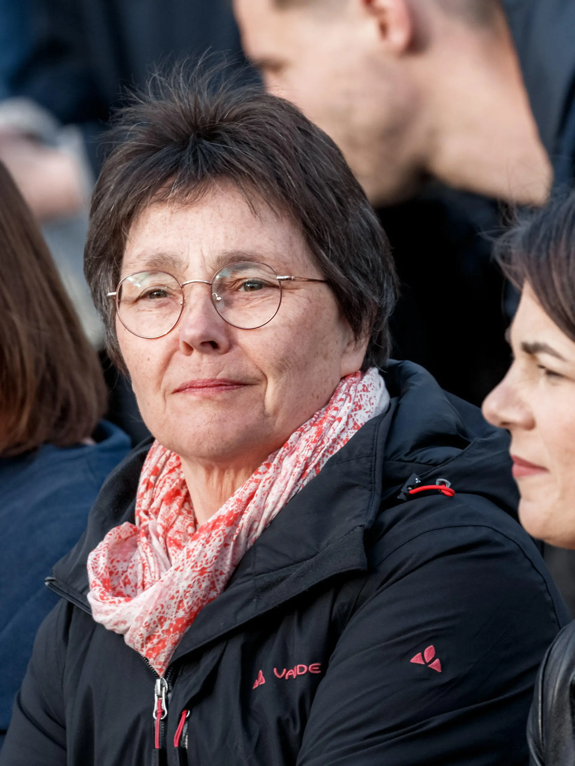 30.04.2022, Schleswig-Holstein, Ahrensburg: Katharina Fegebank (l-r, Grüne), Wissenschaftssenatorin Hamburgs, Monika Heinold (Grüne), Finanzministerin Schleswig-Holsteins und Spitzenkandidatin ihrer Partei, sowie Bundesaussenministerin Annalena Baerbock (Grüne) sitzen auf einer Wahlkampfveranstaltung ihrer Partei zur Schleswig-Holsteinischen Landtagswahl nebeneinander im Publikum. Foto: Markus Scholz/dpa +++ dpa-Bildfunk +++