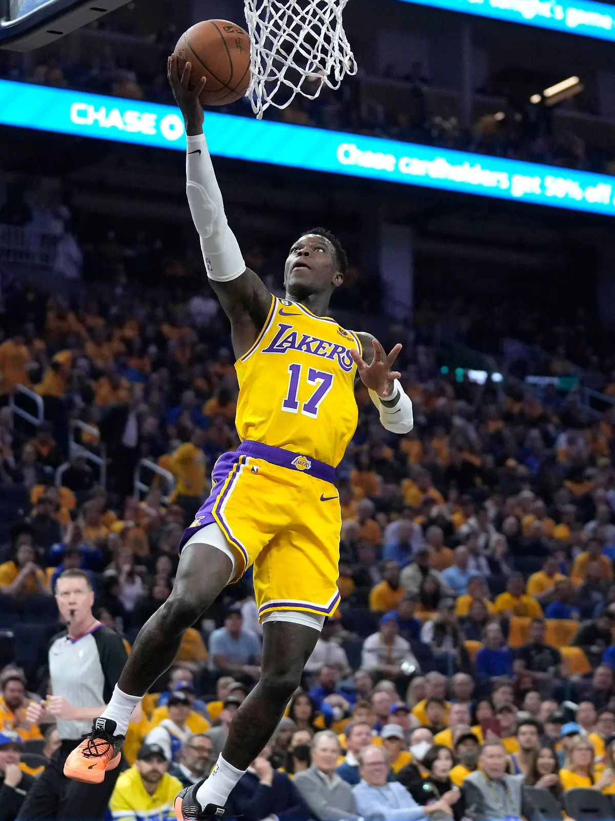 02.05.2023, USA, San Francisco: Basketball: NBA, Play-off-Runde, Western Conference, Halbfinale, 1. Spiel, Golden State Warriors - Los Angeles Lakers. Dennis Schröder (17), Guard der Los Angeles Lakers, in Aktion. Foto: Jeff Chiu/AP +++ dpa-Bildfunk +++