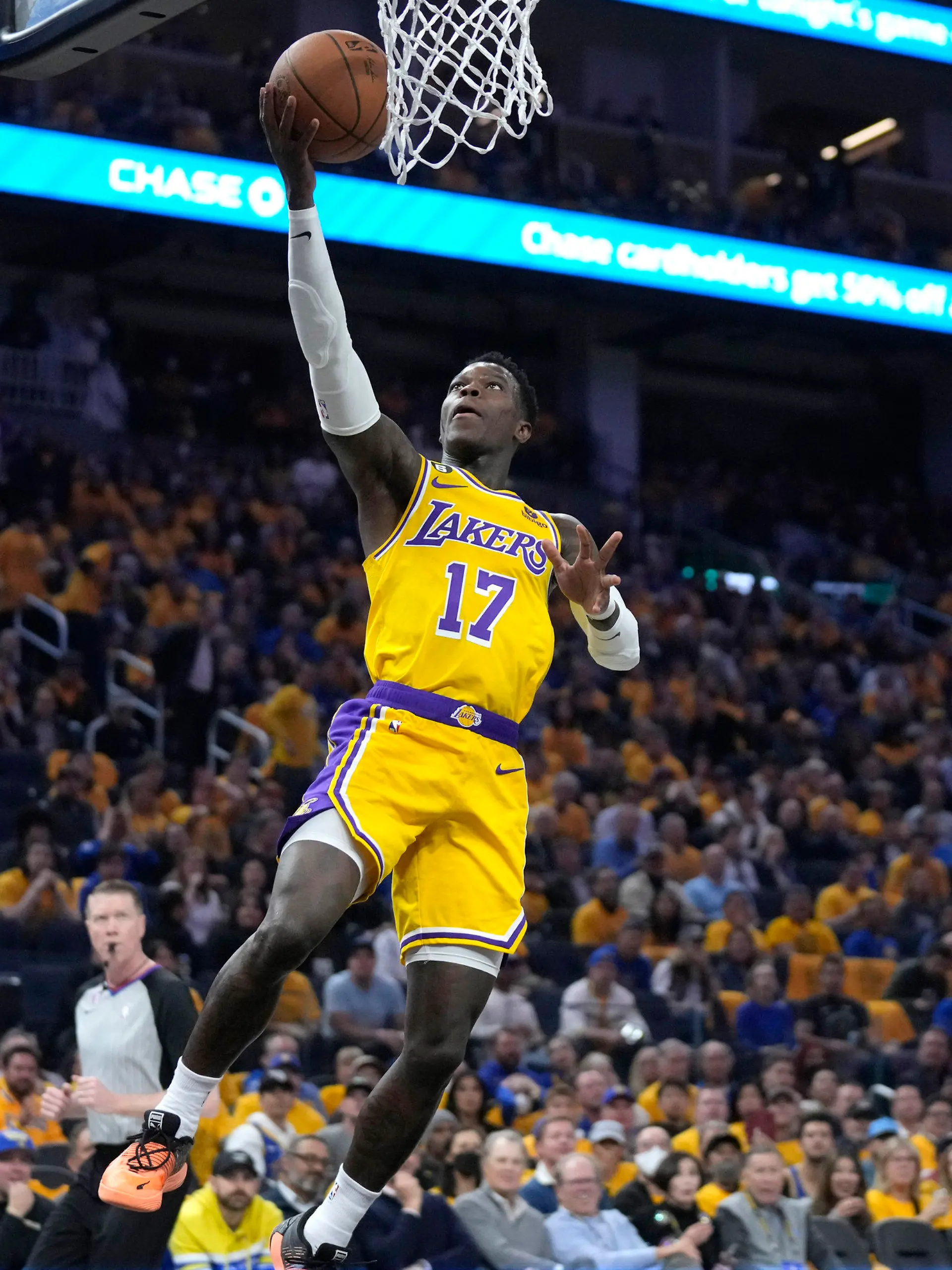 02.05.2023, USA, San Francisco: Basketball: NBA, Play-off-Runde, Western Conference, Halbfinale, 1. Spiel, Golden State Warriors - Los Angeles Lakers. Dennis Schröder (17), Guard der Los Angeles Lakers, in Aktion. Foto: Jeff Chiu/AP +++ dpa-Bildfunk +++