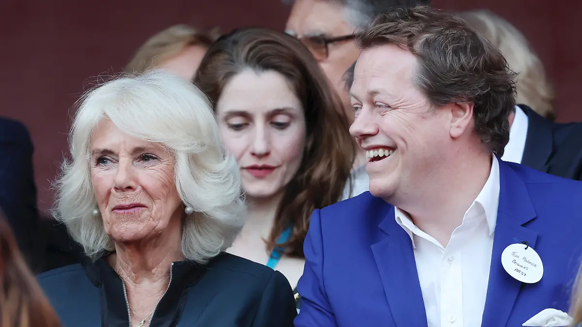 Koenigin Camilla und Tom Parker Bowles.jpg