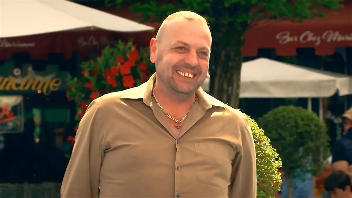 DSDS-Kandidat Roger ist nervös, vor der großen Jury zu stehen