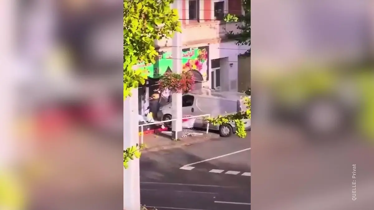 Bewaffneter Tatverdächtiger fährt in Geschäfte Brande in Essen