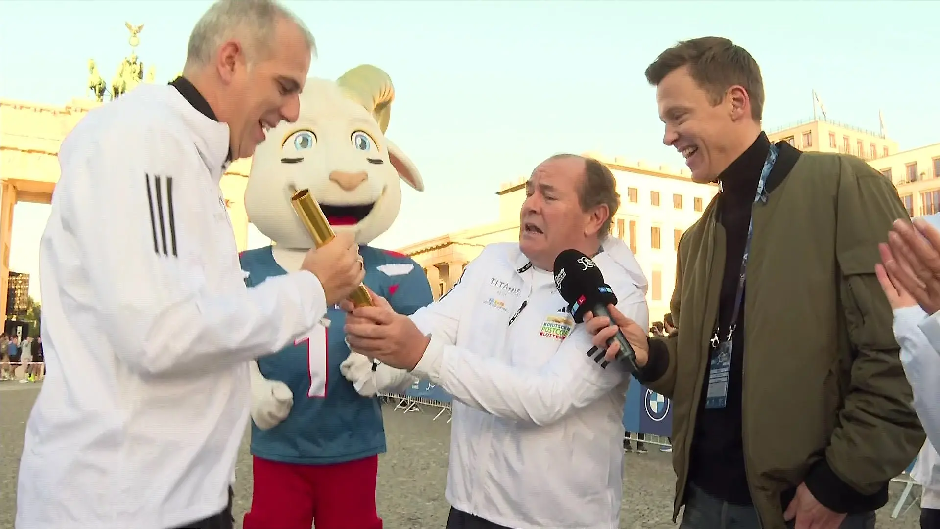 50. Berlin-Marathon - VIP-RTL-Spendenmarathonstaffel - Stephan Schmitter, CEO RTL Deutschland, bekommt von Wolfram Kons den golden Staffelstab überreicht.