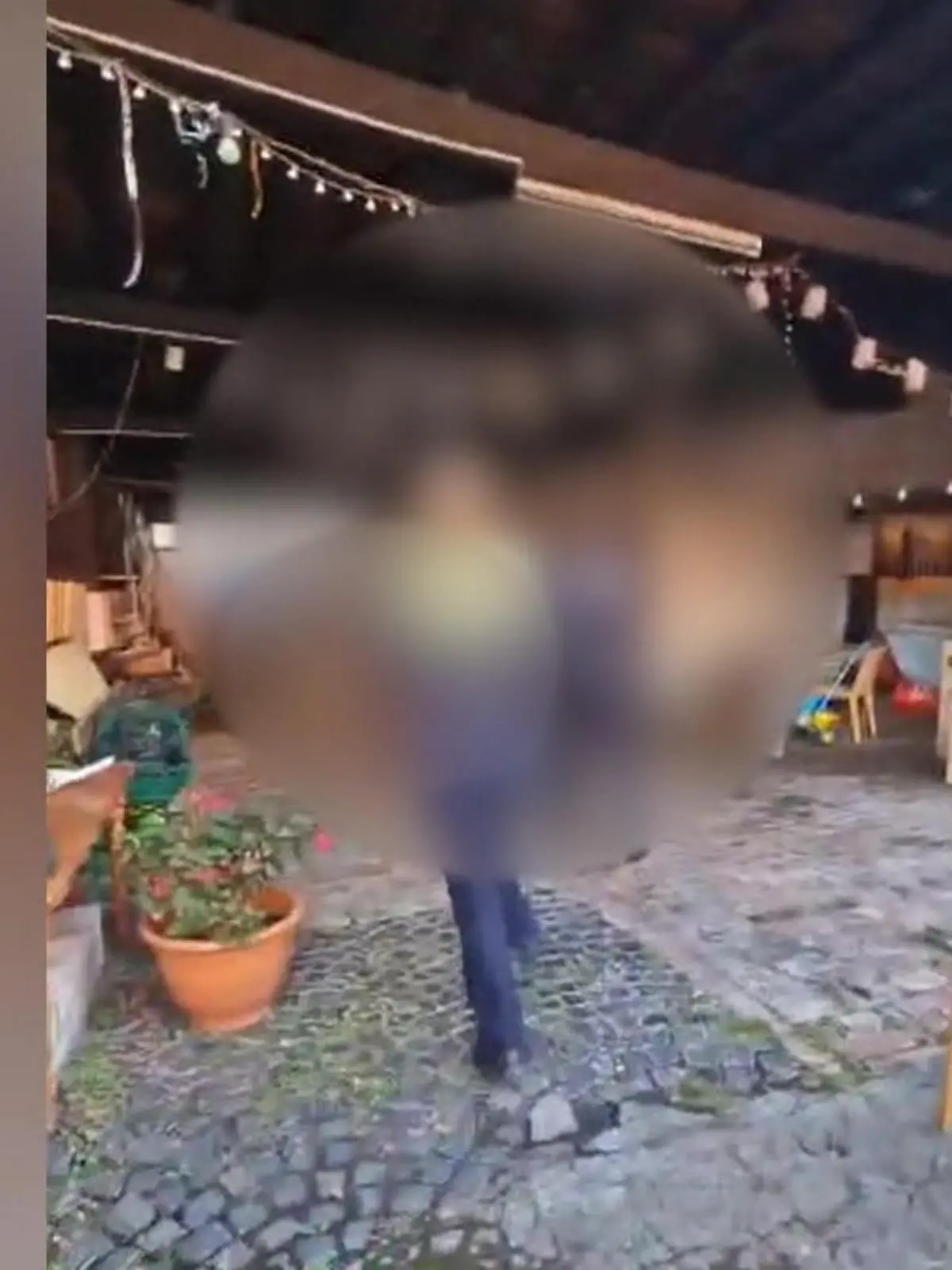 Bild zu: "Hier stellen sich mutige Menschen dem Macheten-Brandstifter von Essen in den Weg"