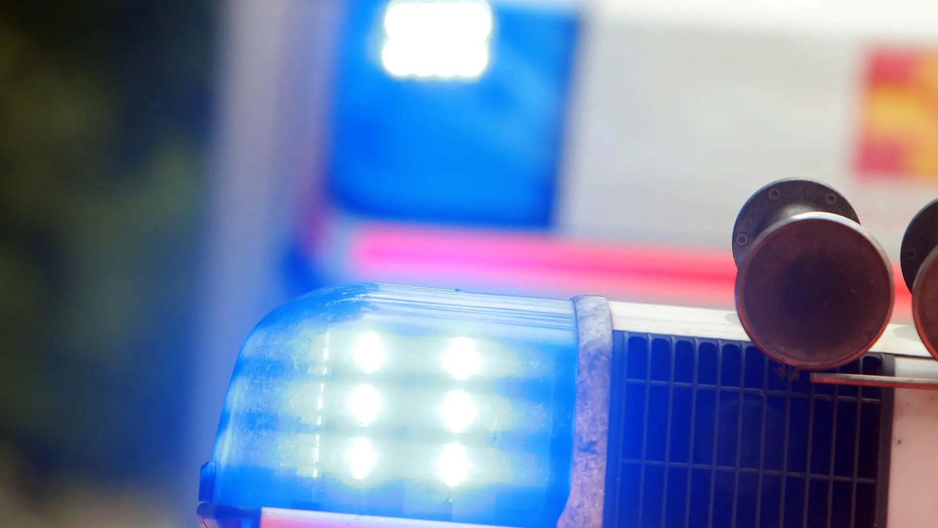 Feuerwehr Einsatz mit Rettungswagen und Blaulicht in der Innenstadt Frankfurt, Hessen, Deutschland