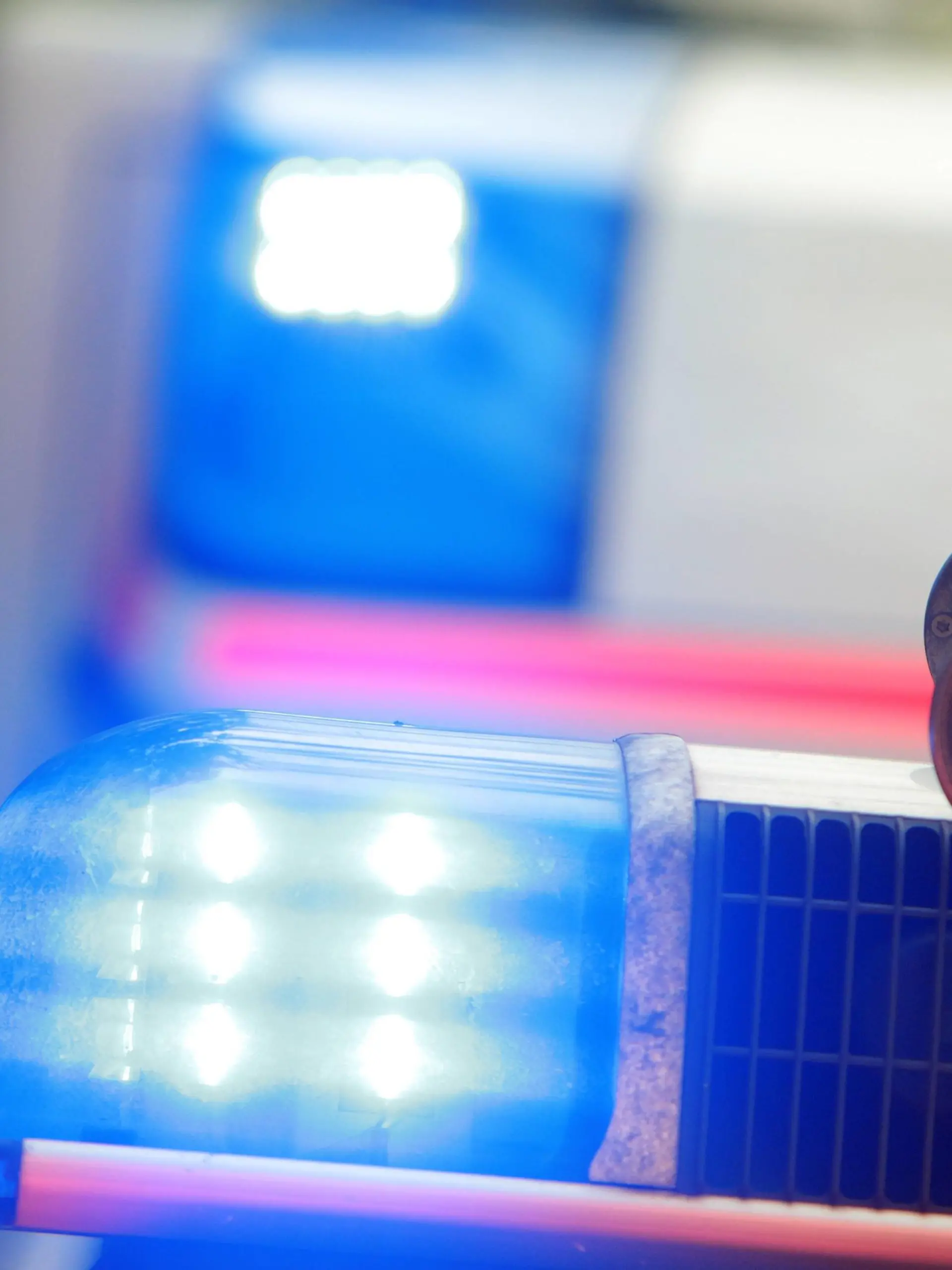  Feuerwehr Einsatz mit Rettungswagen und Blaulicht in der Innenstadt Frankfurt, Hessen, Deutschland