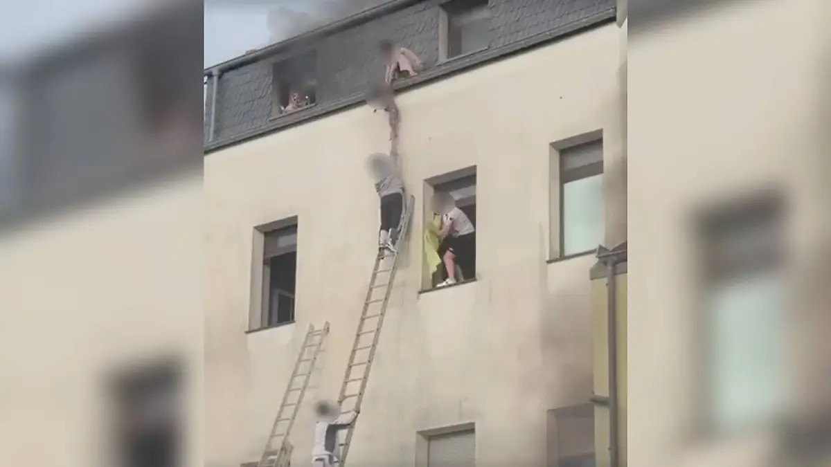Die dramatische Rettung eines Kindes aus dem brennenden Haus in Essen.