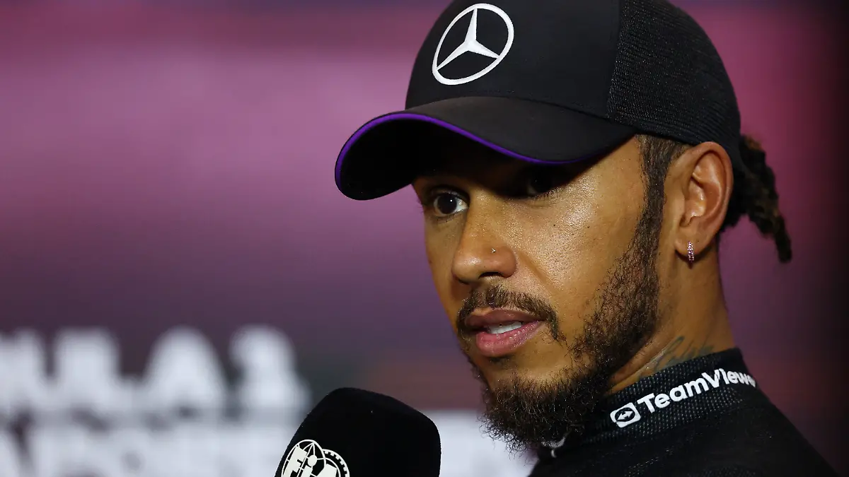 Mercedes-Pilot Lewis Hamilton auf einer Pressekonferenz.