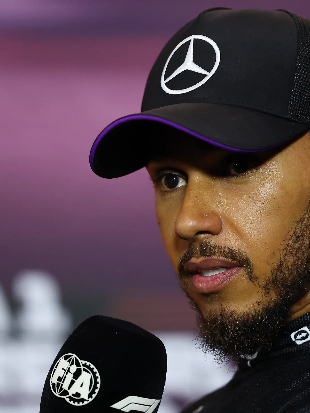 Mercedes-Pilot Lewis Hamilton auf einer Pressekonferenz.
