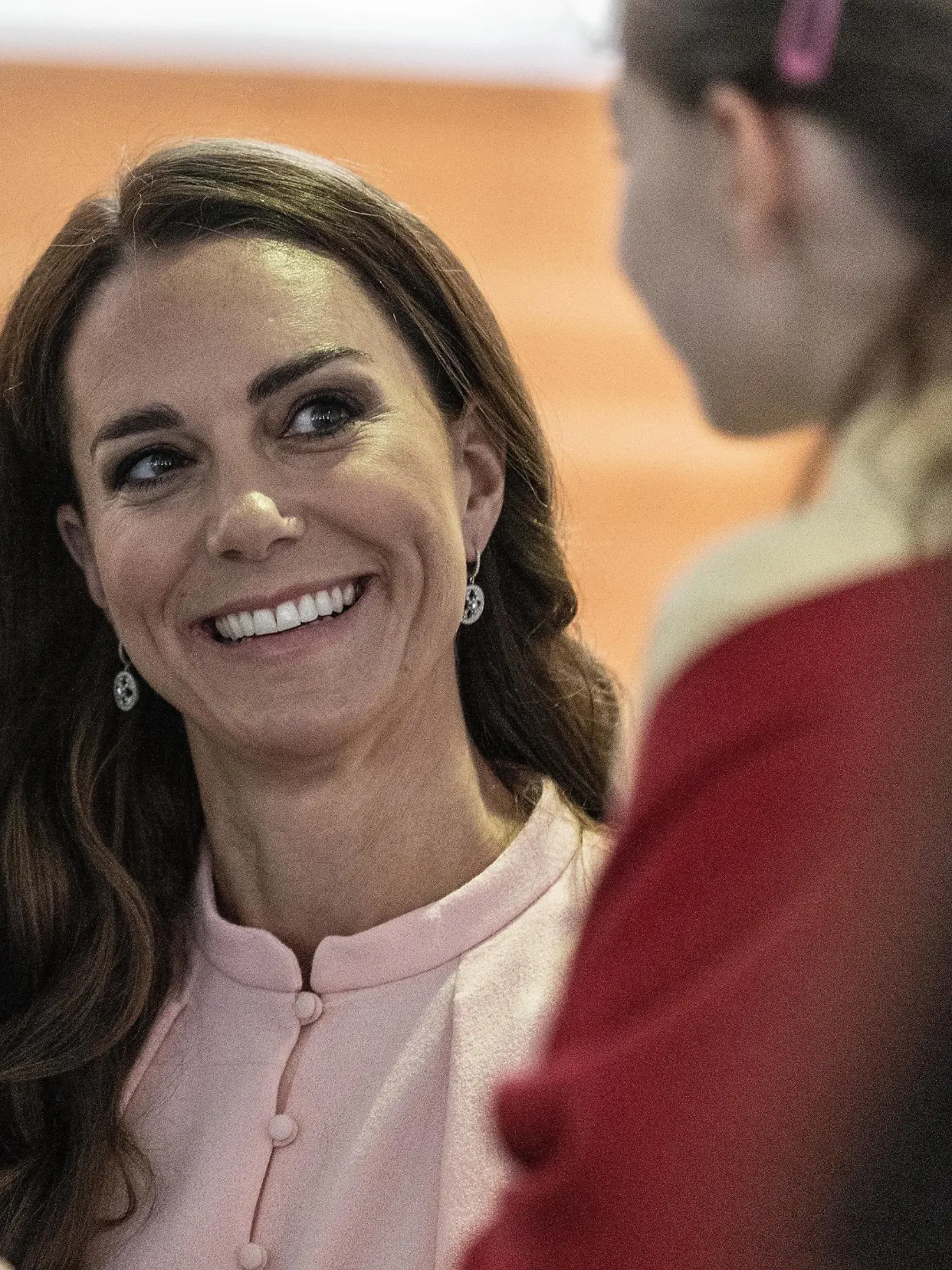 28.06.2023, Großbritannien, London: Kate, Prinzessin von Wales und Schirmherrin des Victoria and Albert Museums (V&A), lächelt bei einem Besuch zur Wiedereröffnung des Museums der Kindheit «Young V&A» in Bethnal Green. Das Museum für Design und Kreativität ist für Kinder und Jugendliche im Alter von 0-14 Jahren angedacht. Das Museum ist vom 1. Juli auch für die Öffentlichkeit wieder zugänglich. Foto: Richard Pohle/The Times/PA Wire/dpa +++ dpa-Bildfunk +++