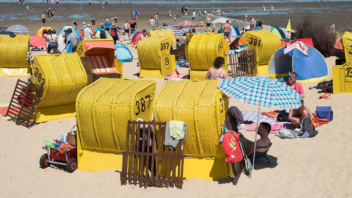 ARCHIV - Zahlreiche Nordseeurlauber halten sich am 27.05.2017 am Strand von Cuxhaven-Döse (Niedersachsen) auf. (zu dpa: "Studie: Für deutsche Urlauber ist Sicherheit inzwischen Top-Kriterium" vom 05.07.2017) Foto: Ingo Wagner/dpa +++(c) dpa - Bildfunk+++