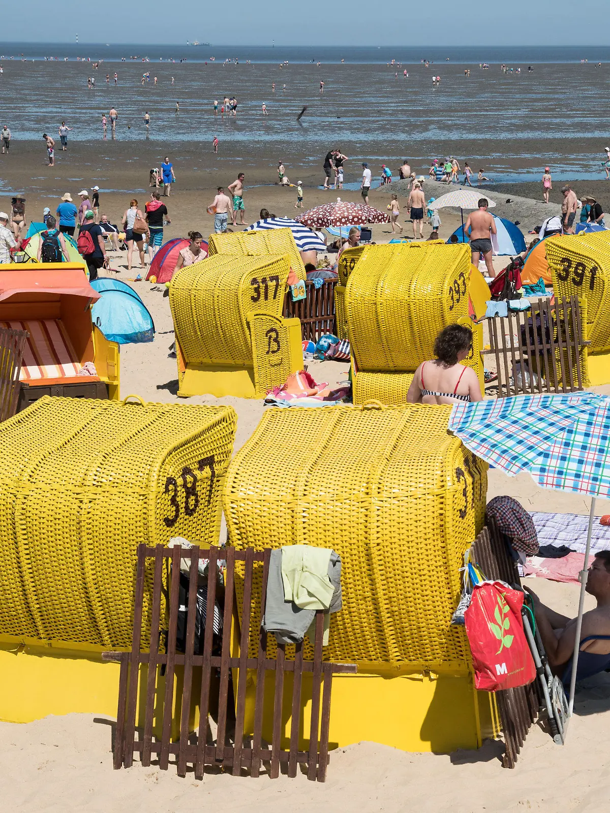 ARCHIV - Zahlreiche Nordseeurlauber halten sich am 27.05.2017 am Strand von Cuxhaven-Döse (Niedersachsen) auf. (zu dpa: "Studie: Für deutsche Urlauber ist Sicherheit inzwischen Top-Kriterium" vom 05.07.2017) Foto: Ingo Wagner/dpa +++(c) dpa - Bildfunk+++