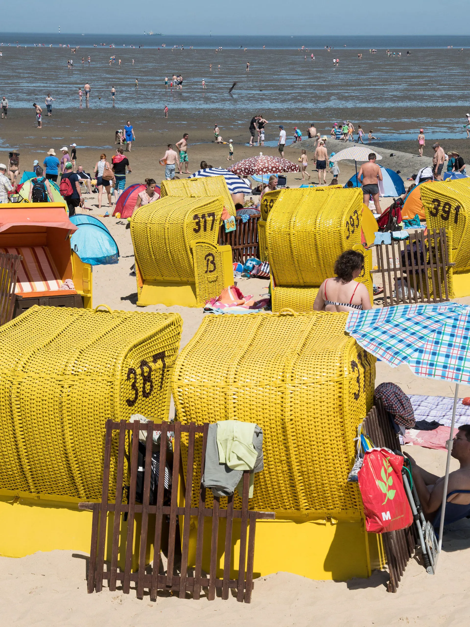 ARCHIV - Zahlreiche Nordseeurlauber halten sich am 27.05.2017 am Strand von Cuxhaven-Döse (Niedersachsen) auf. (zu dpa: "Studie: Für deutsche Urlauber ist Sicherheit inzwischen Top-Kriterium" vom 05.07.2017) Foto: Ingo Wagner/dpa +++(c) dpa - Bildfunk+++