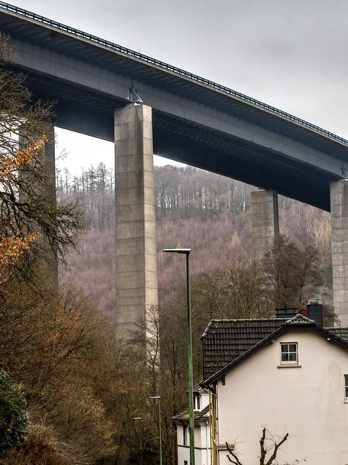 Bild zu: "Nicht mehr standsicher! So gefährlich ist es auf unseren Straßen"