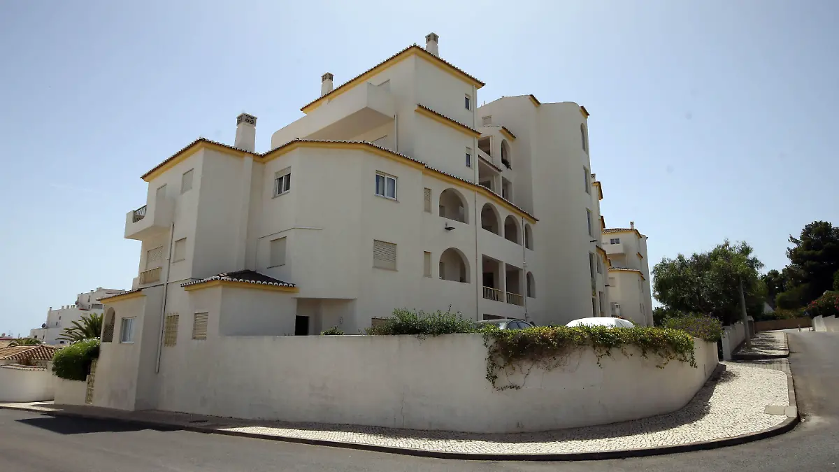 ARCHIV - 08.05.2007, Portugal, Luz: Das Haus in Praia da Luz bei Lagos, aus dem Madeleine McCann (Maddie) am 03. Mai 2007 verschwand. Seitdem wird dieser mysteriöse Fall bis in die kleinsten Details begleitet, steht immer wieder im Rampenlicht und produziert weltweit Schlagzeilen. (zu dpa: «Die Hoffnung bleibt - 15 Jahre nach Maddies Verschwinden»). Foto: Steve Parsons/PA Wire/dpa +++ dpa-Bildfunk +++
