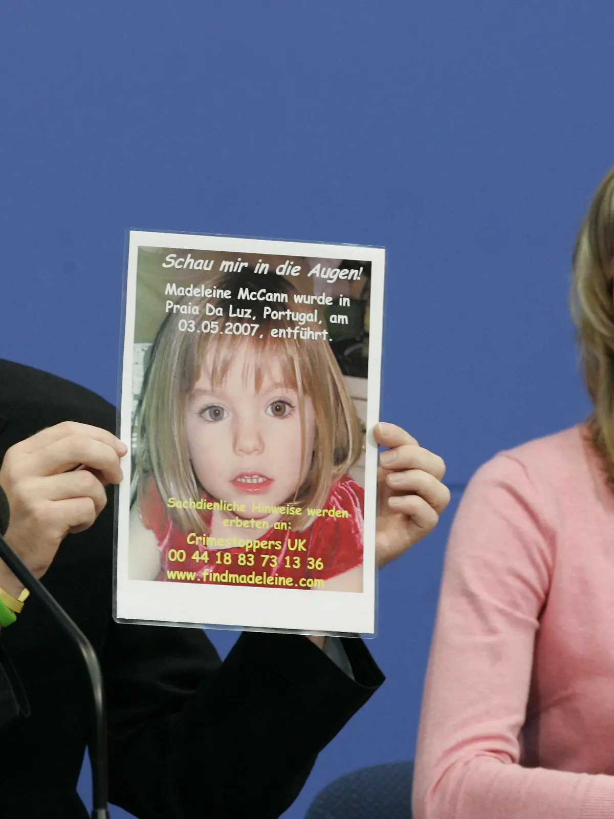 ARCHIV - 06.06.2007, Berlin: Kate und Gerry McCann zeigen während einer Pressekonferenz ein Bild ihrer verschwundenen Tochter Madeleine (Maddie). Im Fall des vor gut 13 Jahren verschwundenen britischen Mädchens Maddie ermittelt die Staatsanwaltschaft Braunschweig gegen einen 43-jährigen Deutschen wegen Mordverdachts. Es handele sich um einen mehrfach vorbestraften Sexualstraftäter, teilte das Bundeskriminalamt in Wiesbaden am Mittwochabend (03.06.2020) mit. Foto: Soeren Stache/dpa-Zentralbild/dpa +++ dpa-Bildfunk +++