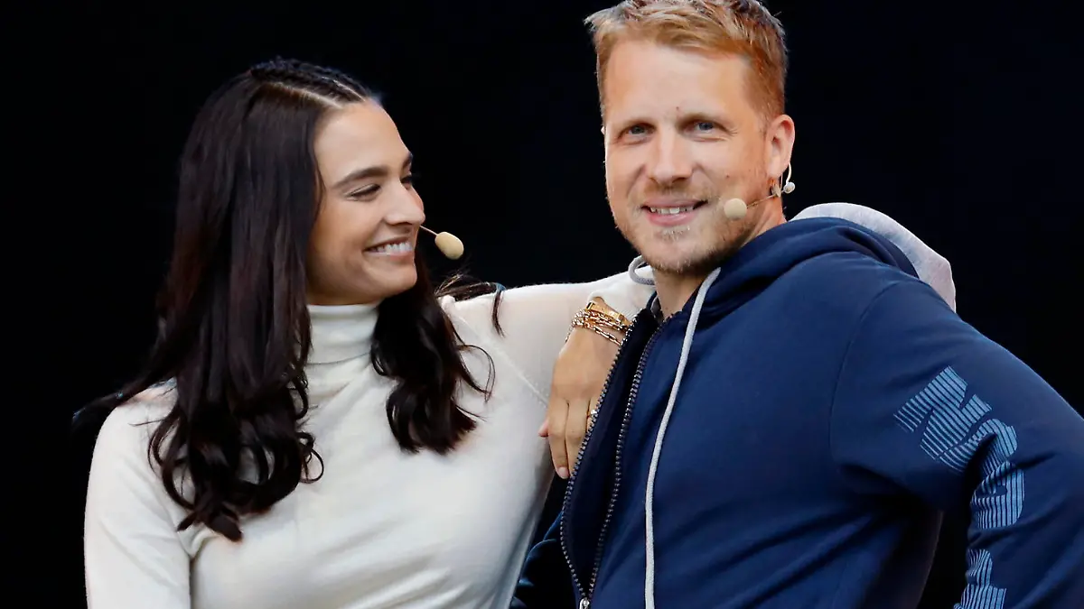 Amira Pocher mit Ehemann Oliver Pocher mit dem Programm 'Die Pochers hier! live' beim BonnLive Kulturgarten Open Air 2021 in der Rheinaue. Bonn, 01.08.2021