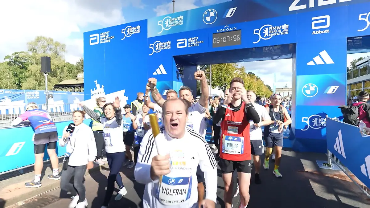 BerlinMarathon Peter Bartel (82) überquert als Letzter die Ziellinie