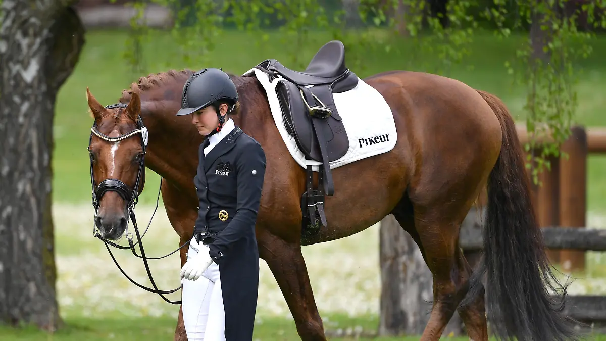 Lisa MUELLER (GER) geht mit ihrem Pferd Gut Wettlkam`s D’AVIE FRH ueber eine Wiese. Dressur,Dressurreiten. Pferd International 2021 am 14.05.2021 in Muenchen-Riem,Olympia Reitanlage.