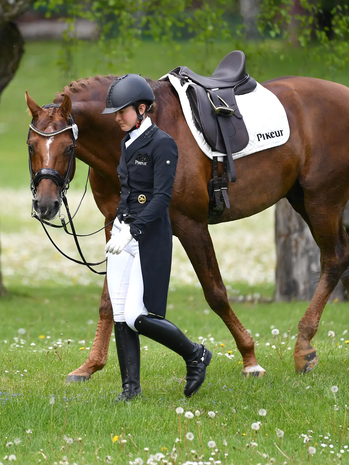 Lisa MUELLER (GER) geht mit ihrem Pferd Gut Wettlkam`s D’AVIE FRH ueber eine Wiese. Dressur,Dressurreiten. Pferd International 2021 am 14.05.2021 in Muenchen-Riem,Olympia Reitanlage.