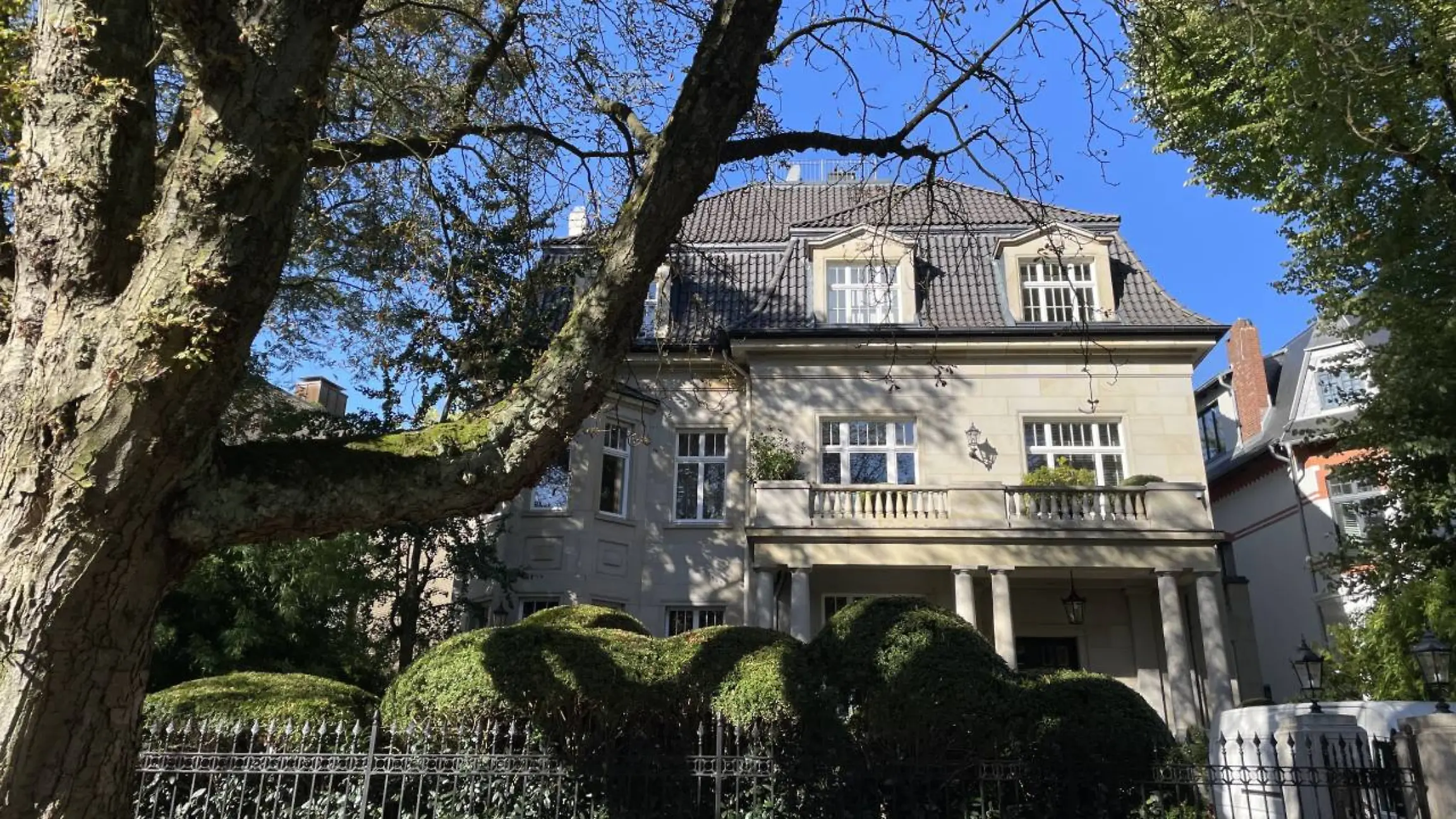 In der opulenten Villa ist Platz für Weinkeller, Fitnessraum und mehrere Schlafzimmer.